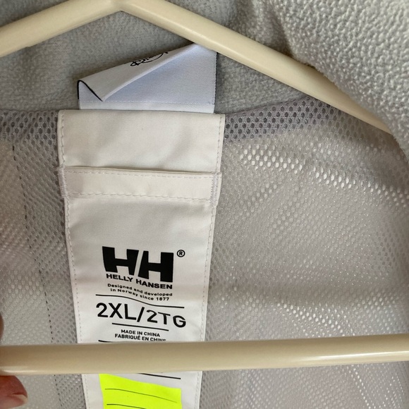 Helly Hansen Disney jacket - Picture 4 of 10